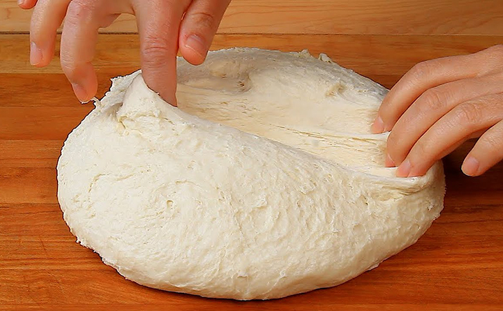 Добавляем в тесто для хлеба йогурт. Теперь он всегда получается воздушный внутри и с корочкой снаружи