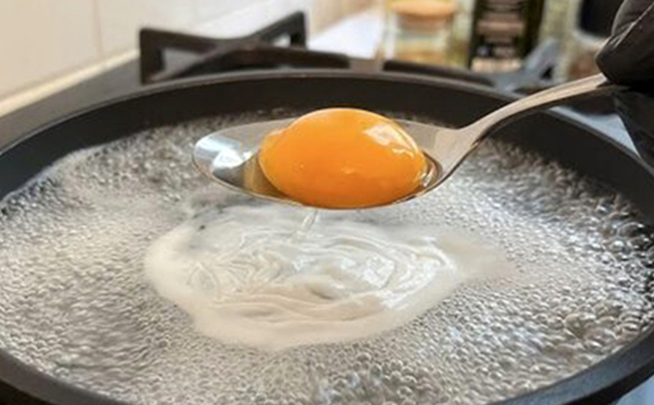 Яйца по-турецки. Простые продукты становятся вкуснее и подавать их можно на ужин