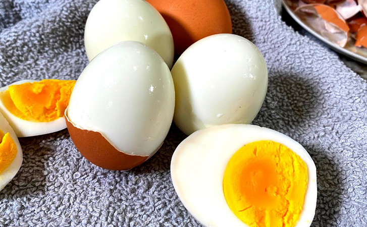 Показываем инструкцию, как варить яйца с всегда предсказуемым результатом. И как сделать так, чтобы они всегда чистились легко