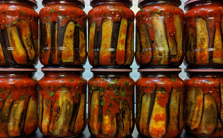 Закатываем баклажаны в томатном соусе на холода. Идеальная закуска: стоит открыть и всю банку съедают за раз