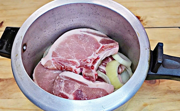 Рецепт свинины в скороварке. 30 минут и мясо тает во рту, даже если оно изначально было жестковатым