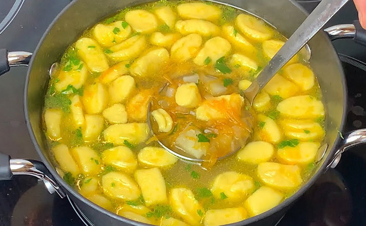Вкусный и экономный суп с клецками на холода. Он без мяса, но получается сытнее борща