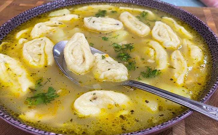 Румынский суп с чесночными галушками. Внутри всего 300 грамм курицы, но получилось сытнее солянки