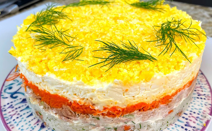 Рецепт салата Мимоза на праздник и Новый год. Делаем слоями и получается почти торт: все смотрят только на него