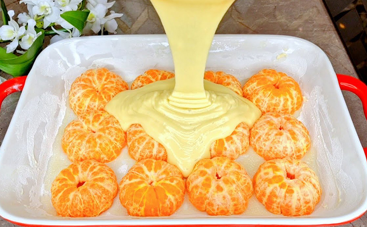 Рецепт потрясающего зимнего пирога из мандаринов. Просто заливаем их тестом и через 40 минут подаем