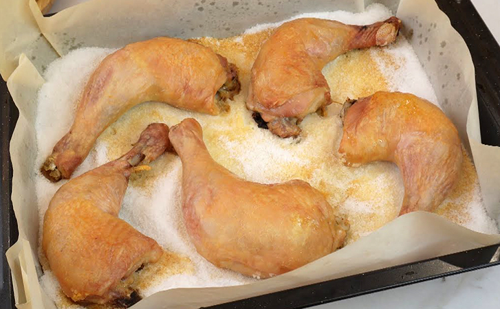Запекаем куриные окорочка поверх соли: мариновать заранее ничего не нужно, а сока будет много