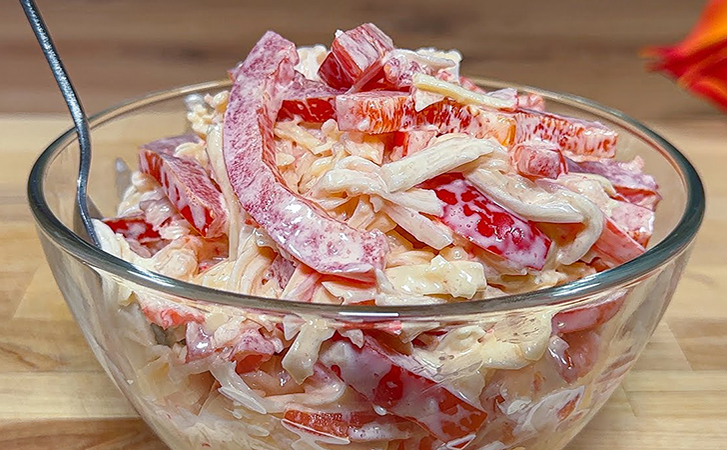  Красное море: рецепт салата из крабовых палочек, который впечатляет даже гурманов