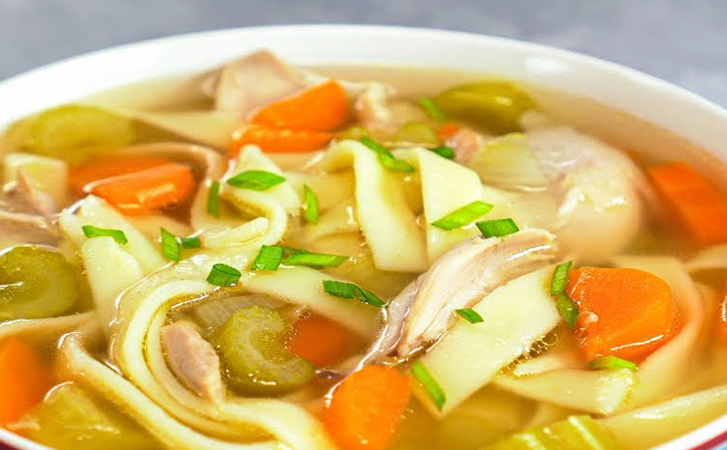 Делаем куриный суп сытнее и ароматнее солянки. Простой, согревающий, со вкусным бульоном