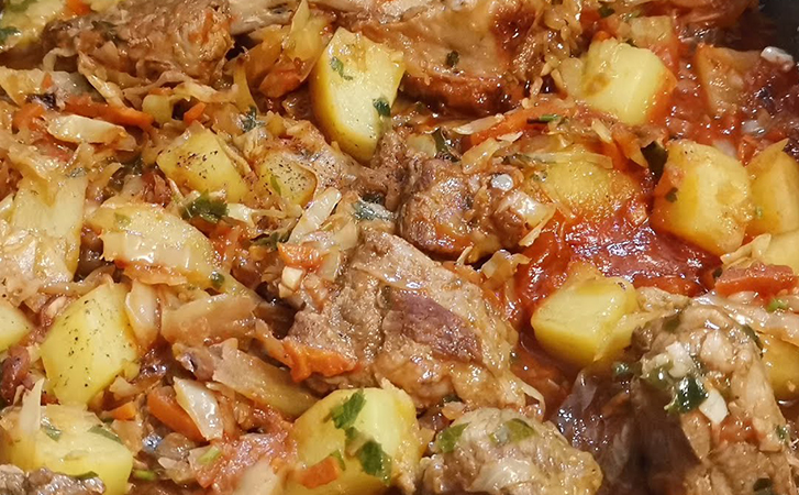 Рагу по-домашнему с капустой и картофелем. Мяса всего 500 граммов, но хватило на большую кастрюлю 