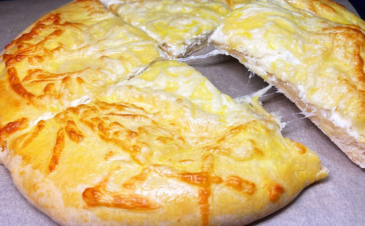 Рецепт хачапури по мергельски: кладем много сыра не только в начинку, но и снаружи