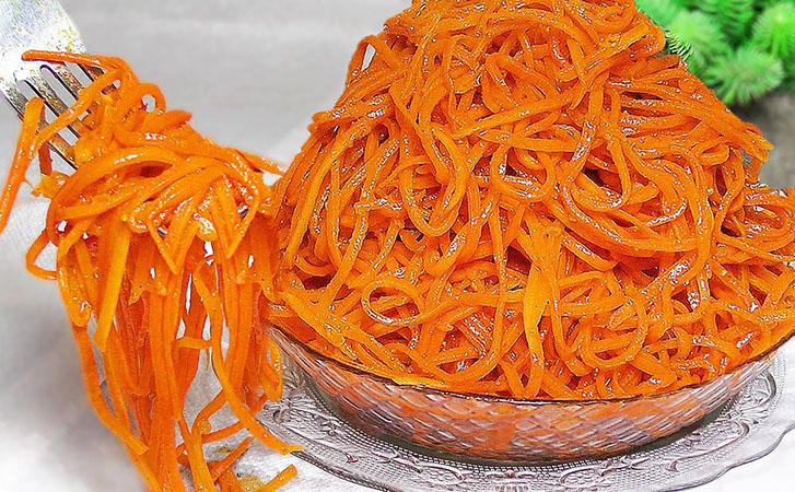 Заправляем морковь уксусом и горячим маслом: такая закуска покоряет с первой вилки