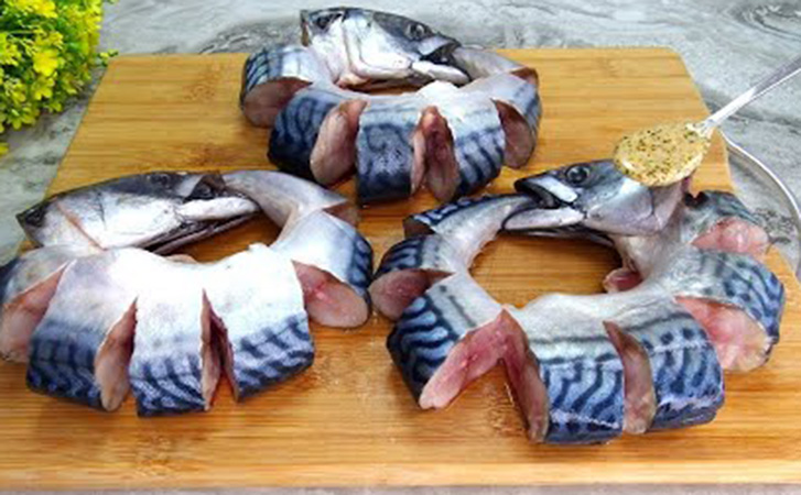 Запекаем простую скумбрию вкуснее лосося и семги. Получится в любой духовке