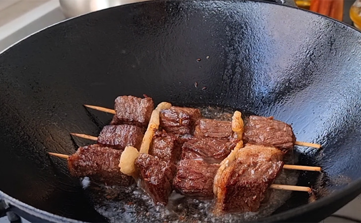 Шашлык дома на сковороде. Проверенный рецепт сделать зимой мясо "как на мангале"