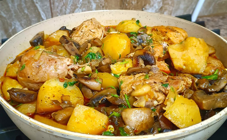 Просто курица с картошкой и грибами, но вкуснее шашлыка: рецепт, который будут просить повторять
