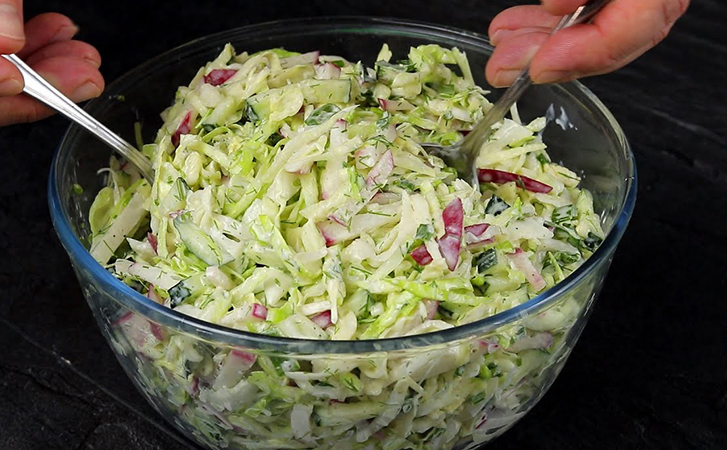 Витаминный капустный салат на каждый день. Не надоедает, готовится просто и повышает иммунитет