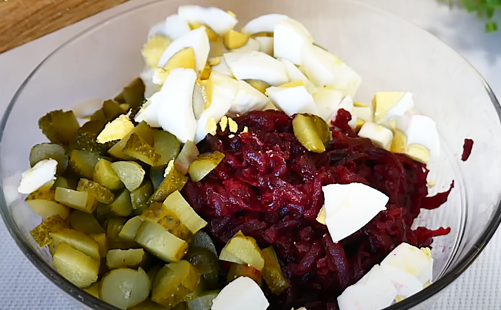 Превратили банальную свеклу в главный зимний салат: простой, витаминный и очень питательный