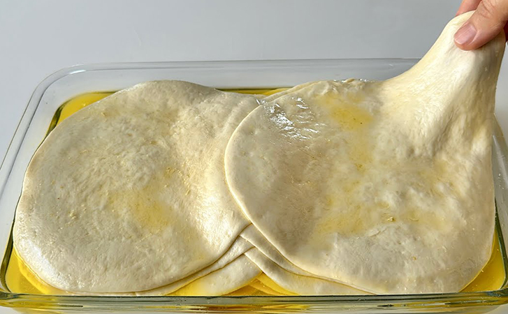 Оставляем тесто в масле, а потом печем. Становится воздушной словно облако и легко заменяет хлеб