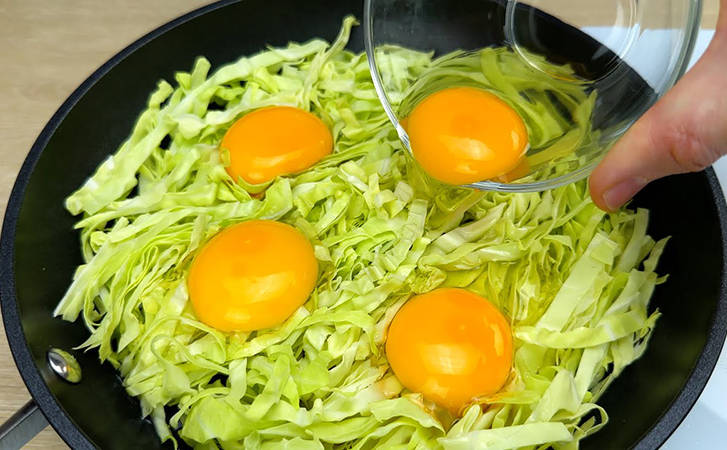 Жарим яйца поверх капусты: в таком виде яйца можно есть и на ужин