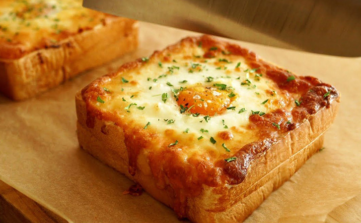 Идеальный завтрак из пары кусочков хлеба. Внутри нежный сыр и яйцо: пары тостов хватит до ужина