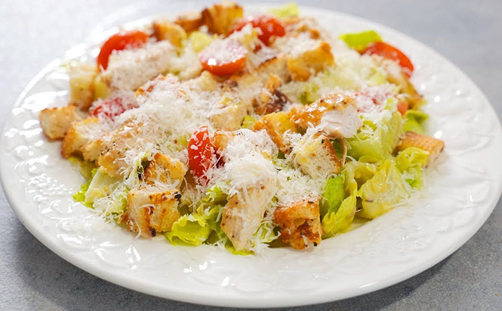 Готовим знаменитый салат Цезарь ровно как в ресторане: вся хитрость в правильной заправке