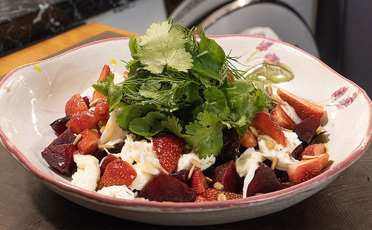 Берем свеклу и превращаем в изысканный летний салат: нужно добавить немного клубники