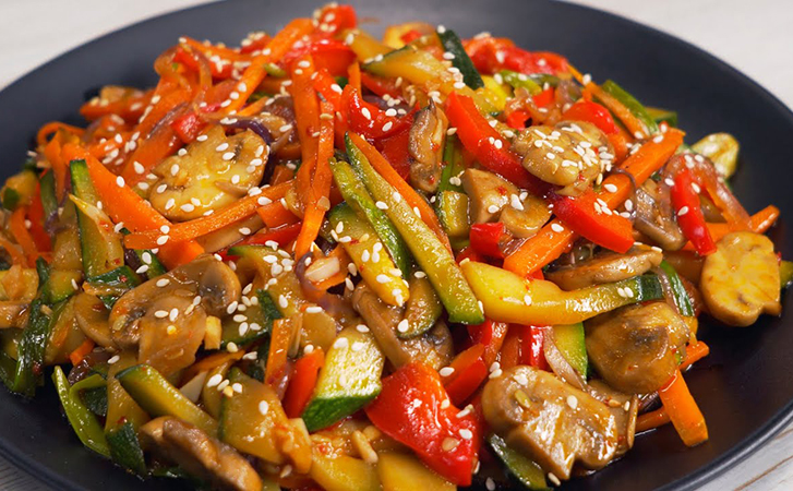 Недорогой ужин, который никогда не надоест: мясо с овощами в азиатском стиле