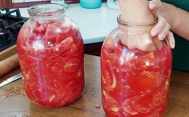 Деревенский рецепт заготовки для борща на зиму: весь вкус остается внутри и борщ всегда будет красным