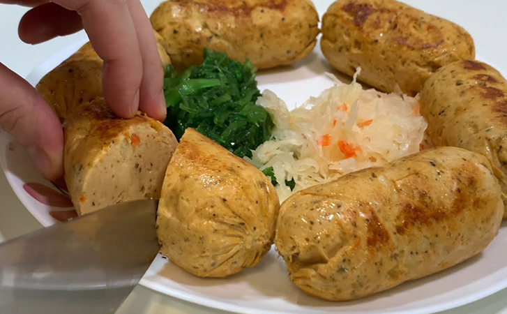 Превращаем вечно сухую куриную грудку в сочнейшие колбаски: можно есть и худеть