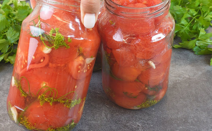 Бланшируем помидоры перед закаткой: маленькая деталь, но вкус теперь совершенно другой