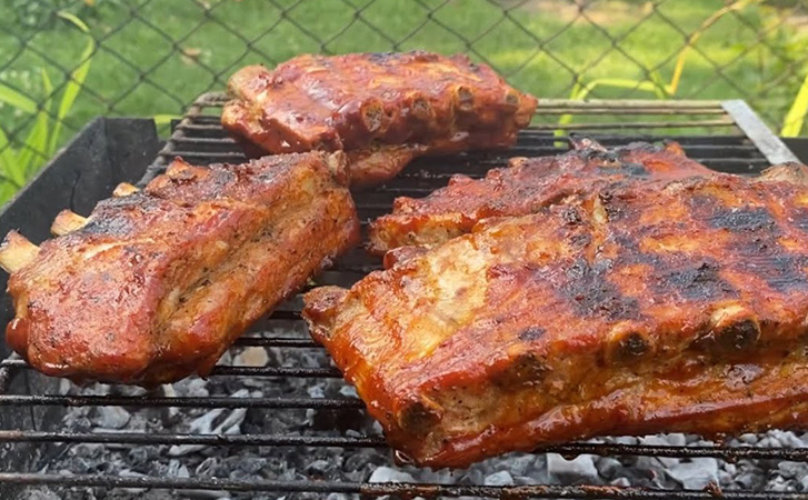 Ребрышки на мангале: показываем как сделать, чтобы мясо не теряло сок