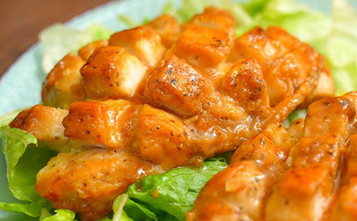 Запекли куриную грудку как мясо по-французски: под овощной шапкой с сыром получается роскошно