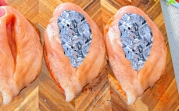 Кладем фольгу прямо в курицу: хитрость придаст мясу корочку изнутри