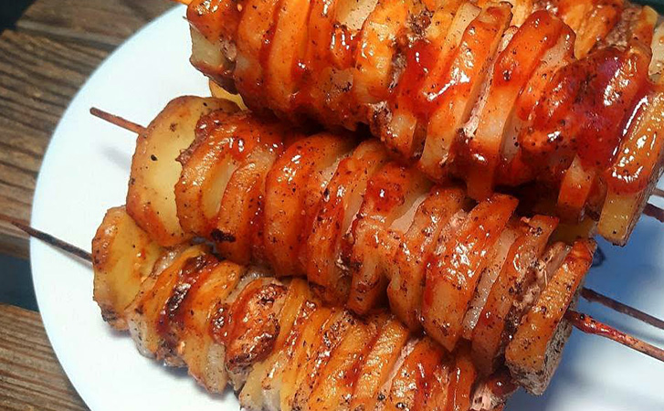 Шашлык из картошки: добавили ломтик сала и получилось вкуснее чем из мяса