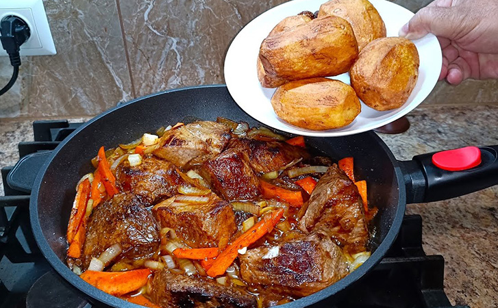 Вкуснее мяса не приготовить: обжариваем и томим в собственном соку. Распадается даже под ложкой