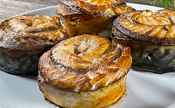 Божественная скумбрия по-королевски: запекаем рулетиками в духовке
