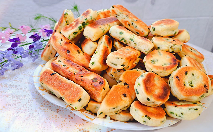Луковые подушечки с минимумом масла: сметают со стола как семечки