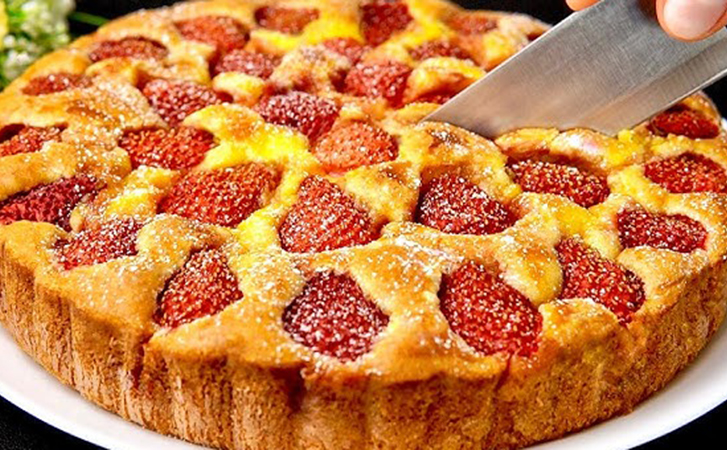 Клубничный торт без хлопот с коржами и формовкой: крем почти как мороженое 