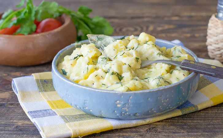 Вместо жарки, томим картофель с луковыми шкварками и сметане. Нереально вкусно