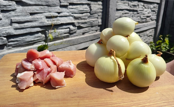 Добавляем на 2 кило лука всего 500 граммов свинины. Мяса немного, но добавки жаркого попросят все