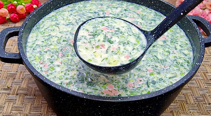 Лёгкая и вкусная окрошка на кефире. Секрет — в ложке лимонного сока