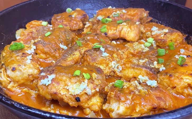Хек по-царски в чесночном маринаде: запекаем на овощной подушке
