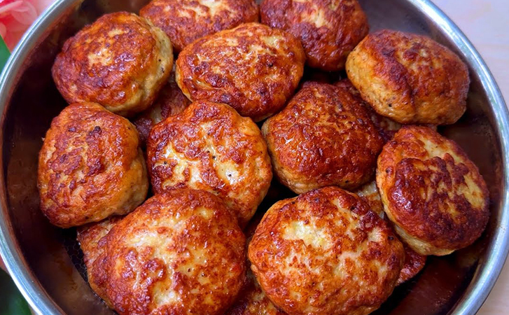 Смешали кабачки и картошку: овощные котлеты еще вкуснее мясных и намного сочнее