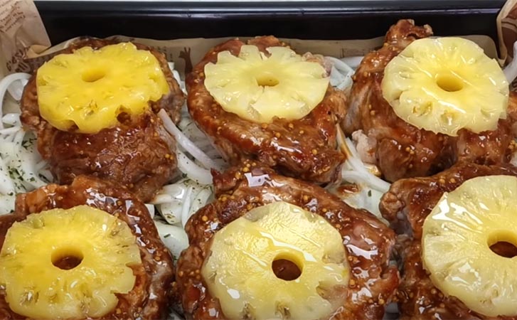 Мясо под ананасом. Необычно, но очень вкусно