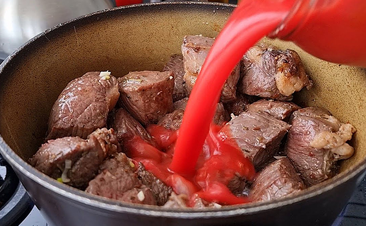 Как ошпазы делают любое мясо мягким: универсальный рецепт с томатами в собственном соку