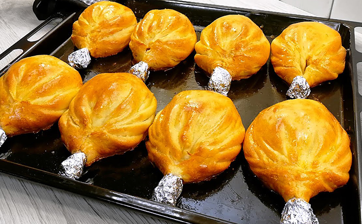 Куриные ножки считаются бюджетным мясом. Но если запечь в тесте, получится царское блюдо