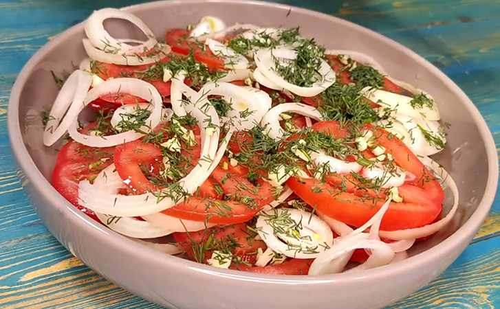Закуску к шашлыку разберут быстрее мяса: все из-за вкусного маринада, который собирают до капли