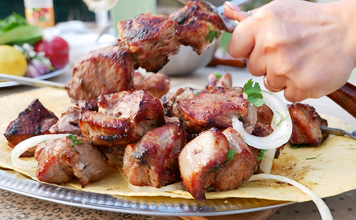 Шашлык можно мариновать быстро. 15 минут и сочное мясо гарантировано