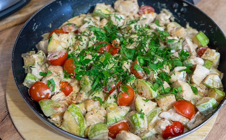 Тушим кабачки с курицей: рецепт с изумительным соусом