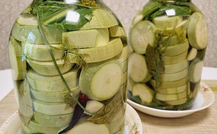 Хрустящая по-бочковому летняя закуска без капли уксуса: кабачки теперь не маринуем, а квасим