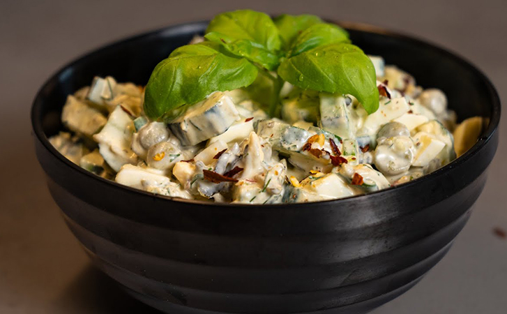 Летний салат из свежих огурцов: добавляем немного сыра и вкус преображается